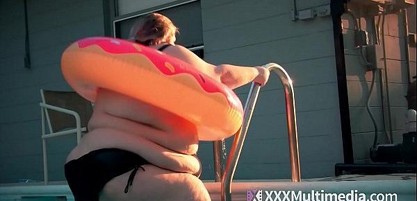  SSBBW Ivy Davenport Stuck In A Pool Inflatable